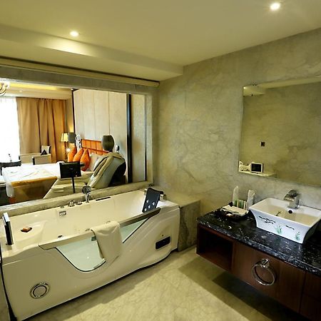 The Panache Hotel Патна Екстериор снимка